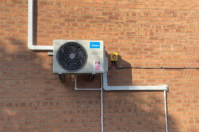 New outdoor air conditioning unit wall-mounted with tidy trunking